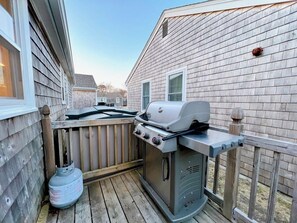 Property grounds - Stylish Cape Cod Cottage 1 mile from Beach, Close to Restaurants! (Yarmouth)