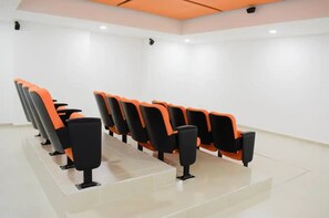 アパートメント 3 ベッドルーム バリアフリー パティオ | 会議室