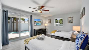 4 habitaciones, escritorio y tabla de planchar con plancha