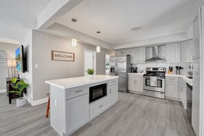 Frigorífico, microondas, horno y placa de cocina