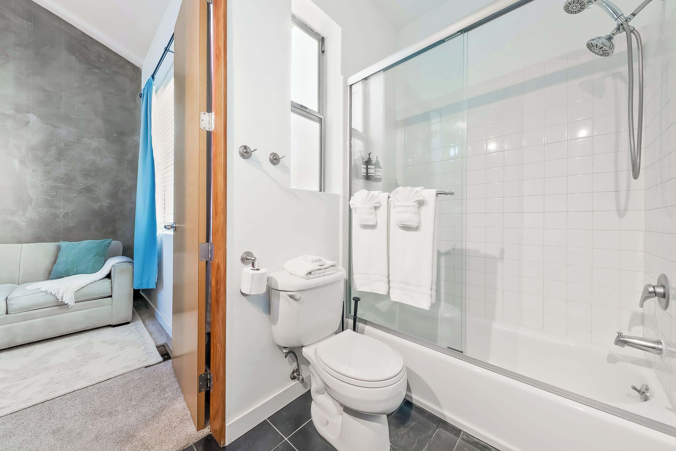 Ein Badezimmer mit Toilette, Dusche und einer Duschkabine.