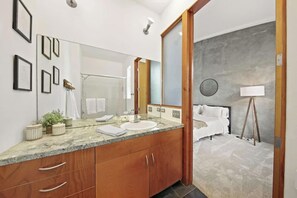 Ducha, secador de pelo, toallas, shampoo