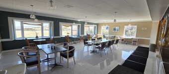 Woodstock Inn & Suites - Restaurant & Pool Exit 188