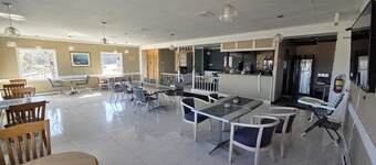 Woodstock Inn & Suites - Restaurant & Pool Exit 188