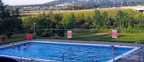 Una piscina al aire libre de temporada