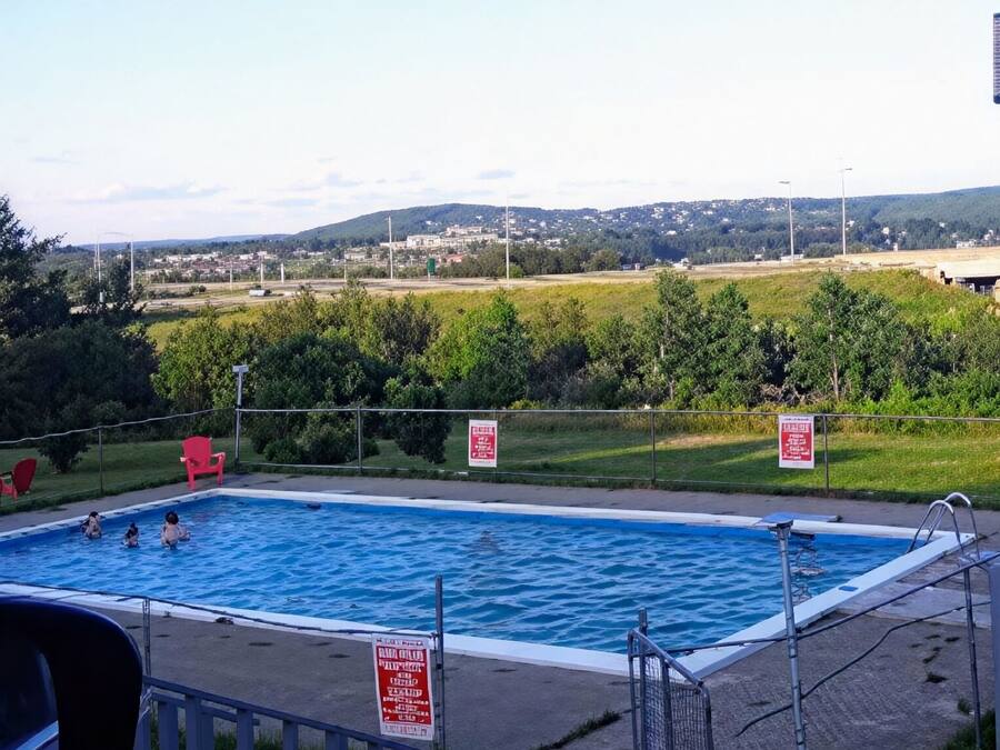 Piscine extérieure en saison