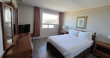 Woodstock Inn & Suites - Restaurant & Pool Exit 188