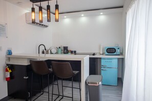 Micro-ondes, plaque de cuisson, cafetiĂšre/bouilloire