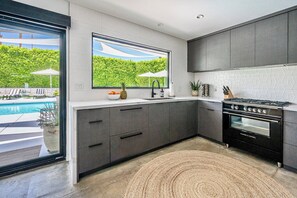 Fridge, microwave, oven, stovetop - The Mirador House - Private Estate, Iconic Views, Pool & Spa, Downtown (Palm Springs)