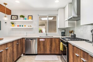 Fridge, microwave, oven, stovetop - Palm Springs Golden - Your Adventure Awaits! (Palm Springs)