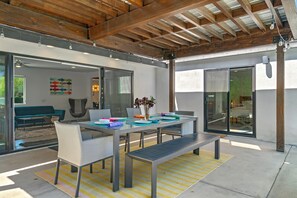 Outdoor dining - Palm Springs Golden - Your Adventure Awaits! (Palm Springs)