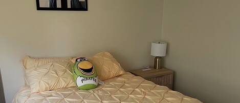 2 bedrooms, iron/ironing board, WiFi, bed sheets