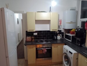 Fridge, microwave, dishwasher - Apartment Sleeps 4 - Garden & Free Parking (Chester)