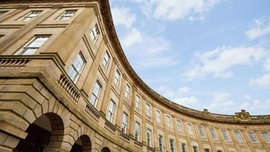 Un edificio curvo con varias ventanas y arcos.