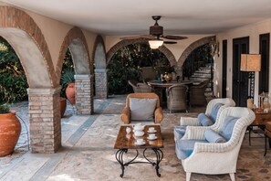Outdoor dining - Oceanfront Villa w/ Private pool, private oceanfront access & sunset views (Kralendijk)