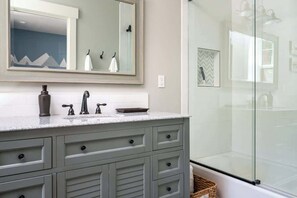 Shower, hair dryer, towels, shampoo - Hoodview House - Luxury Mt Hood Scenic Views (Sandy)