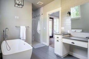 Dusche, Haartrockner, Handtücher, Shampoo