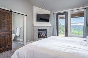 Iron/ironing board, travel cot, WiFi, bed sheets - Hoodview House - Luxury Mt Hood Scenic Views (Sandy)