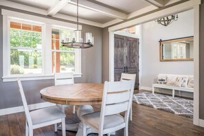 Dining - Hoodview House - Luxury Mt Hood Scenic Views (Sandy)