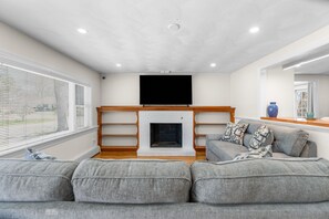 TV - Hyannis MA Family 3BR Firepit Beach nearby (Barnstable)