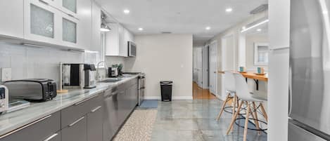 Fridge, microwave, stovetop, dishwasher