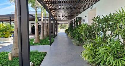 New Condo Near Airport, Fast WiFi, Full A/C