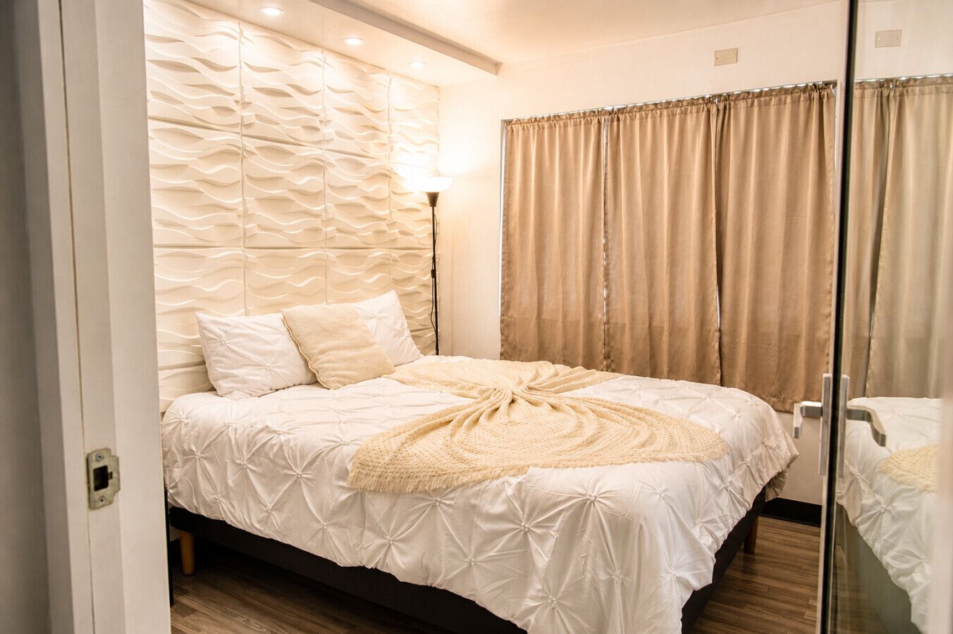Tabla de planchar con plancha, wifi y ropa de cama 