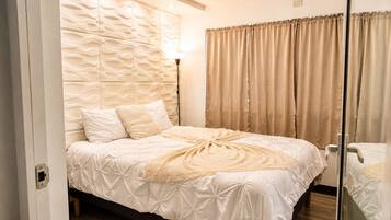 Tabla de planchar con plancha, wifi y ropa de cama