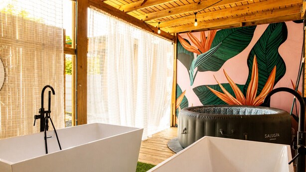A spa area with a bathtub, a hot tub, and a wooden ceiling. - La Palma Suite 1 with outdoor tubs and jacuzzi (Añasco)