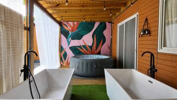 Outdoor spa tub