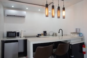 Micro-ondes, plaque de cuisson, cafetière/bouilloire