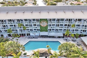 Ein Hotel mit Pool, Außenbereich und einem Schild mit der Aufschrift 'The Garden Hotel'.