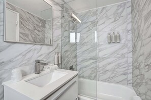 Shower, hair dryer, towels, shampoo - Coastal King Retreat at Aloe | The Botanica (Fort Lauderdale)