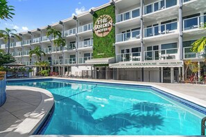 Ein Hotel mit Schwimmbad, Terrasse und Poolbar.