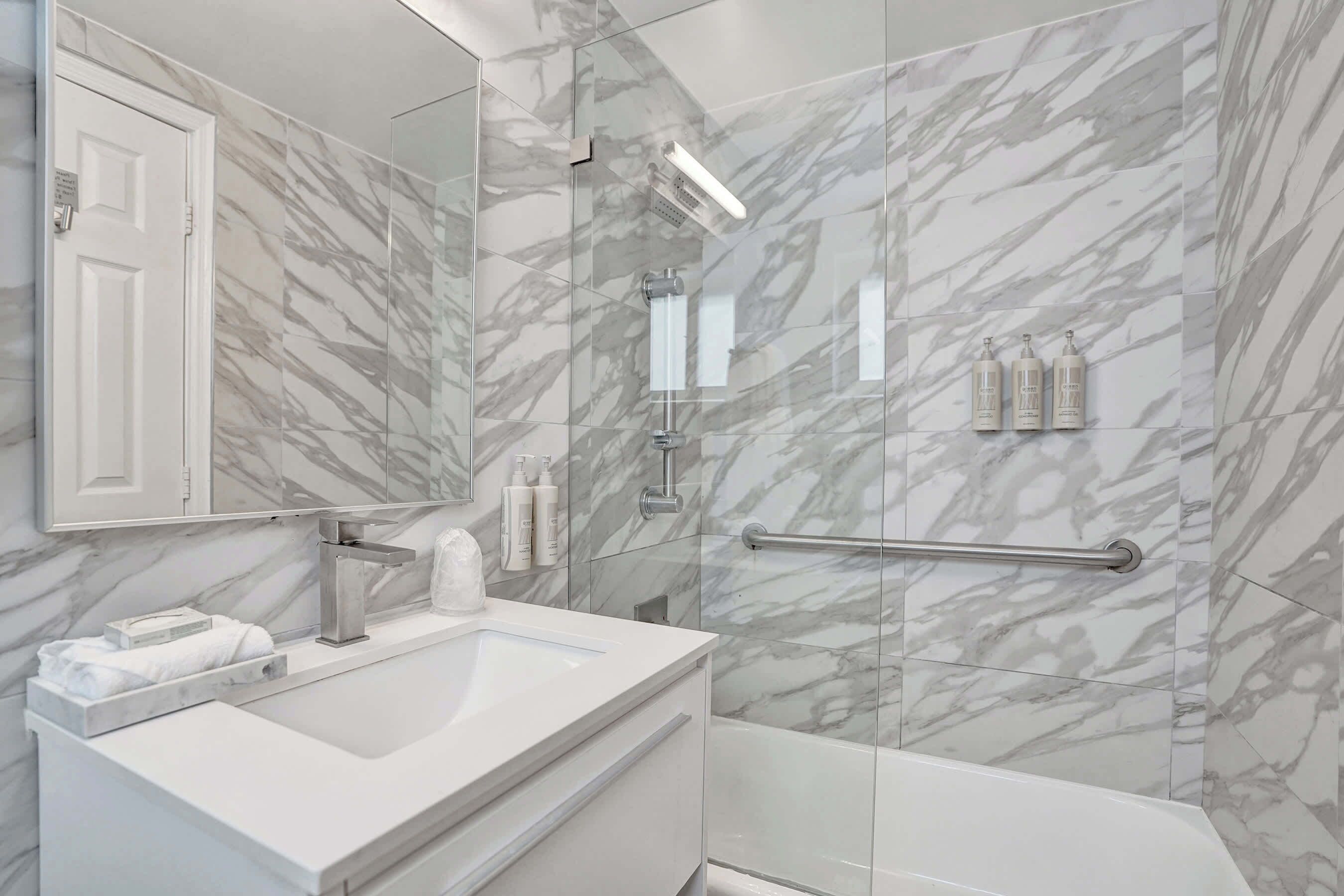 Douche, sèche-cheveux, shampoing