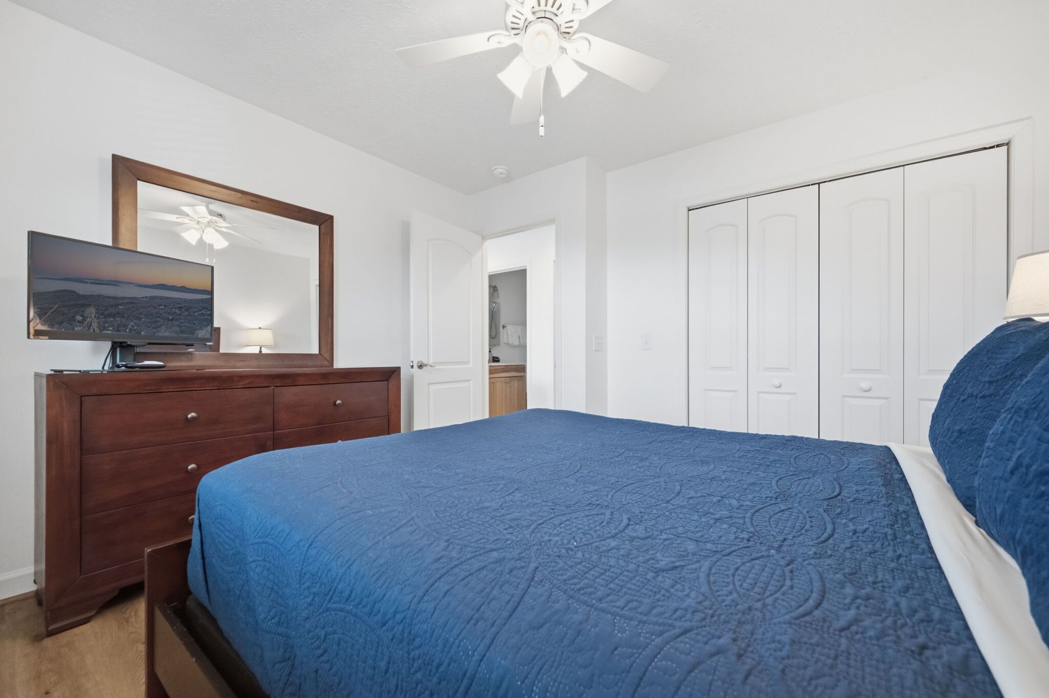 Iron/ironing board, WiFi, bed sheets