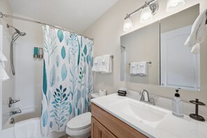 Shower, hair dryer, towels, shampoo - Awesome Mountain Orchard View | EV Charger | 2BR! (Banner Elk)