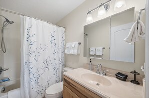 Shower, hair dryer, towels, shampoo - Amazing Views | EV Charger | Apple Picking! (Banner Elk)