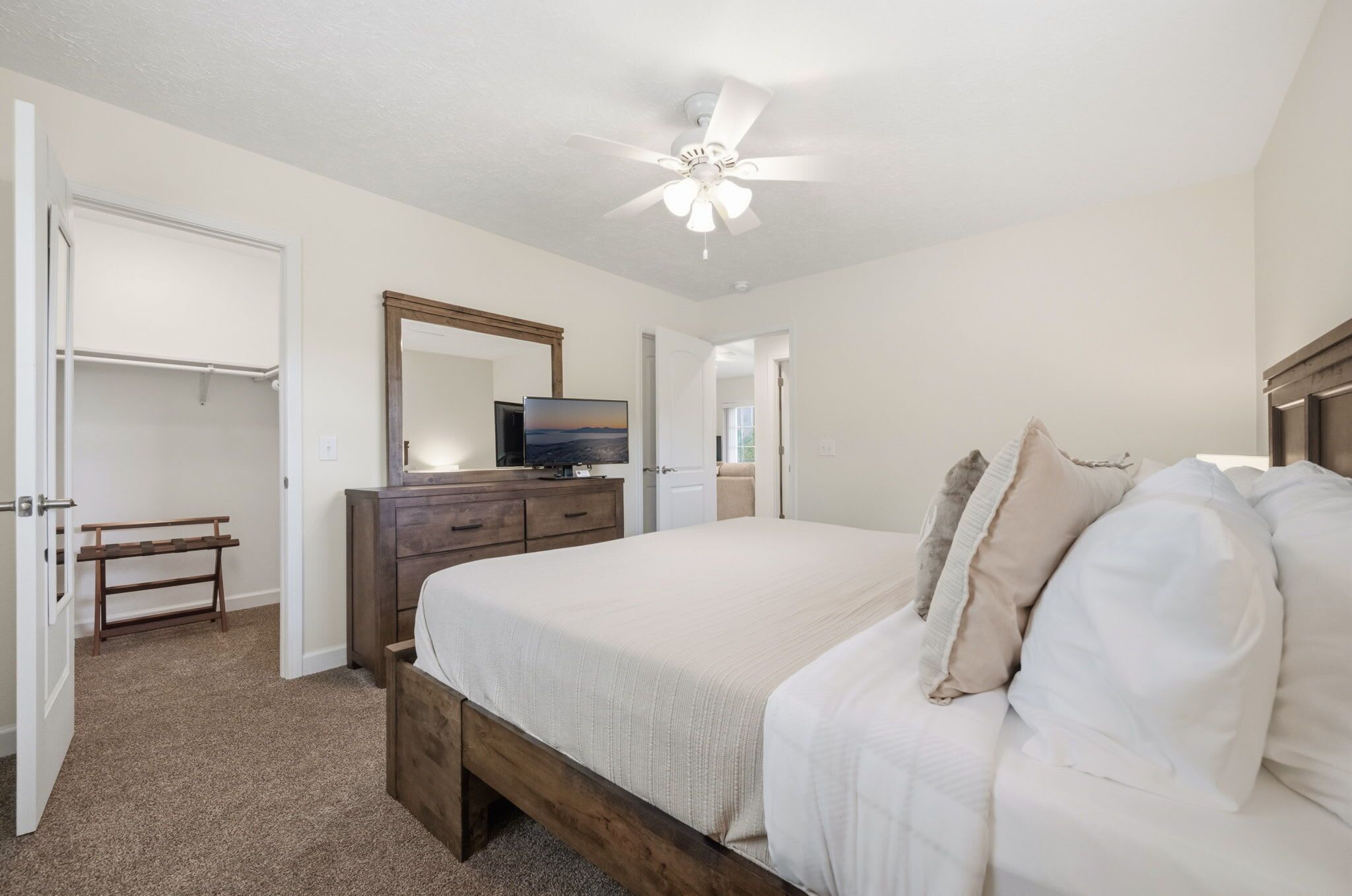 Desk, iron/ironing board, WiFi, bed sheets