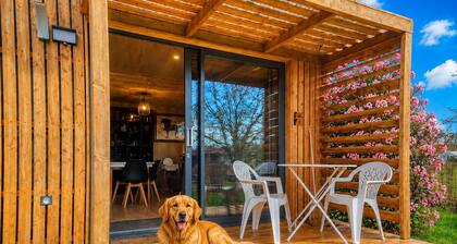 Colibri Cottage, surrounded by nature, quiet, and not overlooked—pets welcome!