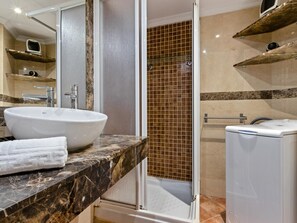 Shower, hair dryer, towels - El Rocio 3B1 - 2 Bedrooms, very close to the beach, swimming pool (Torremolinos)