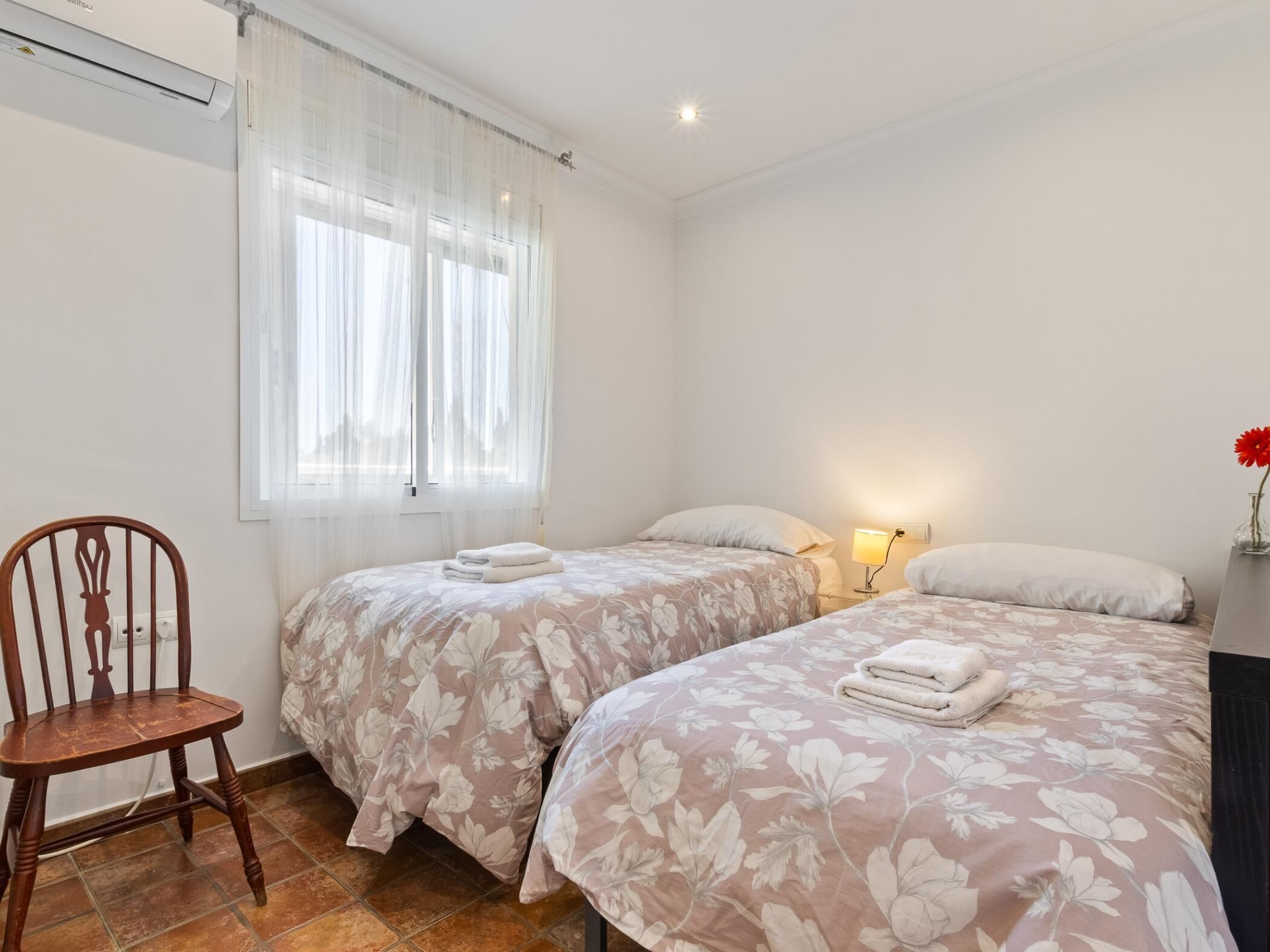 Iron/ironing board, Internet, bed sheets