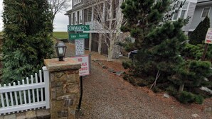 A street sign for 'Bowman's Way' and 'Town Property' with a 'No Parking' sign. - Charming 3-bedroom beach cottage in beautiful Fairfield with AC (Fairfield)