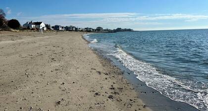 Charming 3-bedroom beach cottage in beautiful Fairfield with AC