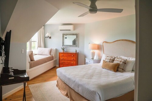 Charming Cottage Room at The Inn at Stinson Vineyards