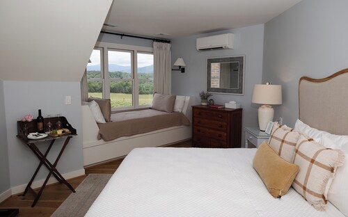 Charming Cottage Room at The Inn at Stinson Vineyards