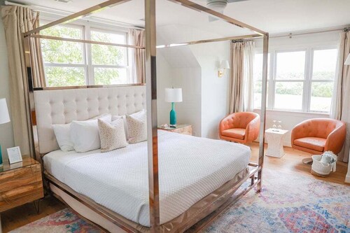 Contemporary Montview Room at The Inn at Stinson Vineyards