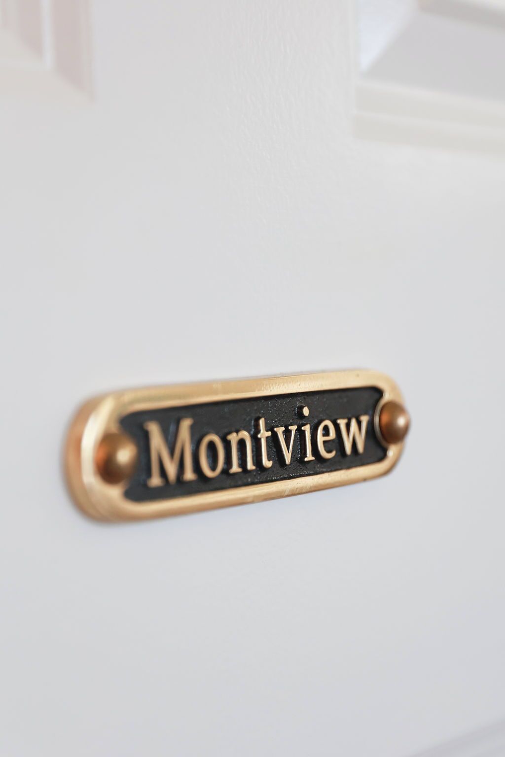 Une plaque nominative avec l’inscription « Montview » sur une porte blanche.