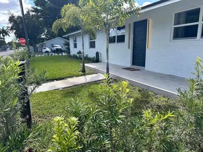Exterior - Modern Lux Home Near Las Olas (Fort Lauderdale)