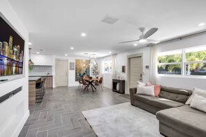 Living area - Modern Lux Home Near Las Olas (Fort Lauderdale)
